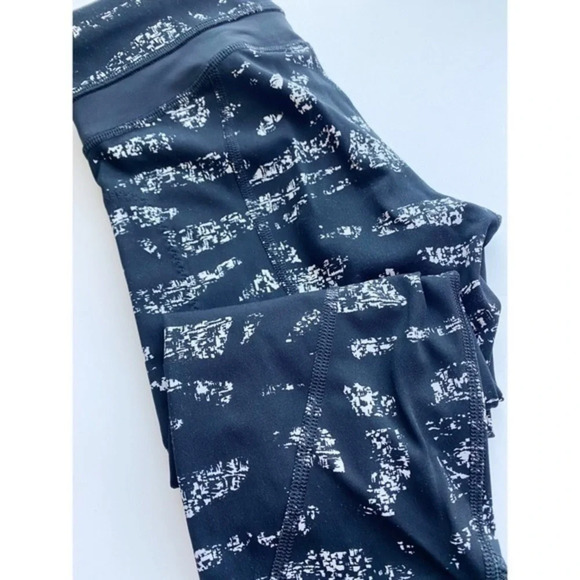 Lululemon • Black White Graf Inspire Leggings - Picture 5 of 11